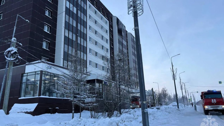 Спасатели эвакуировали людей из горящего дома в Салехарде
