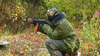 Подышать  воздухом с оружием и в масках: уроки спецназа отработали в полях Приуралья молодые стрелки