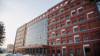 В Ноябрьске начали монтировать оборудование в крупнейшей поликлинике Ямала