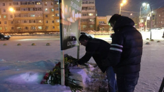 Жители Ноябрьска установили импровизированный мемориал жертв страшного пожара в Кемерово