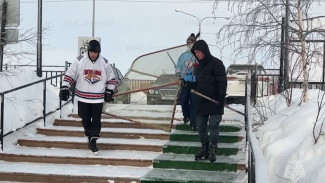 Огнеборцы смастерили и установили хоккейные ворота на озере Лебяжье в Салехарде
