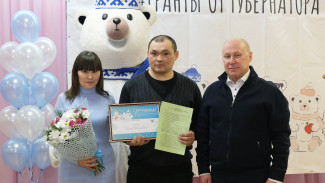 Глава Тазовского района вручил молодой многодетной семье жилищный сертификат