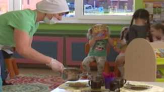 В Губкинском в детсаду «Брусничка» для малышей-аллергиков организовали индивидуальное меню