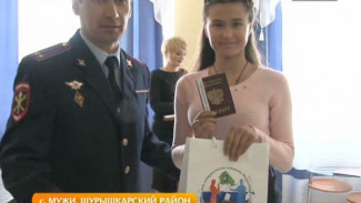 Дверь в большую жизнь: 14-летние жители села Мужи получили первые в жизни паспорта