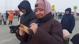 «Первую волну» встретили на площади у паромной переправы Салехард-Лабытнанги