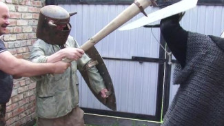 В Красноярском крае мастер-самоучка создает старинные виды оружия