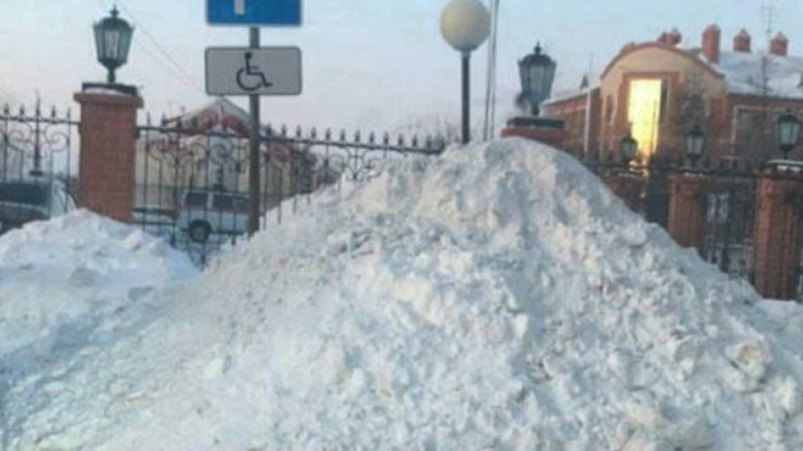 Рабочие в Салехарде завалили снегом парковку для инвалидов
