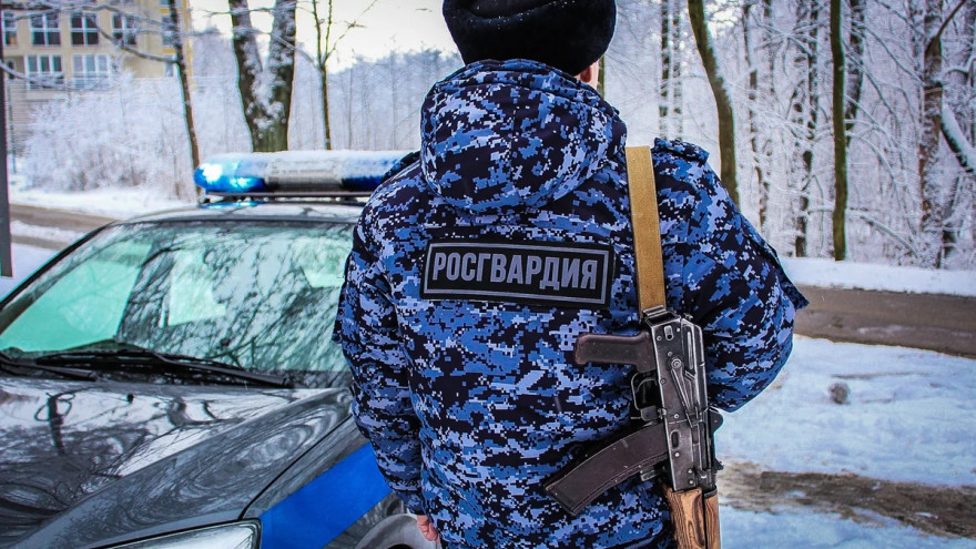 На Ямале росгвардейцы задержали женщину, находившуюся в федеральном розыске