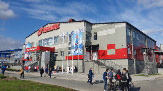 В Лабытнанги торжественно открылся ледовый центр «Авангард»