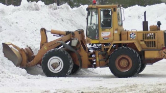 За день вывозят сотни кубометров снега: в Муравленко готовы к более снежной зиме