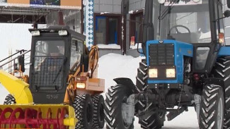 Руками хорошо, а трактором легче: новая техника для дорожников Тазовского