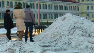 Белоснежные горы - повсюду: кучи снега на салехардских тротуарах растут вместе со штрафами