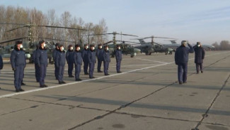 В Хабаровске новобранцы-вертолетчики впервые прикоснулись к небу после длинных часов теории