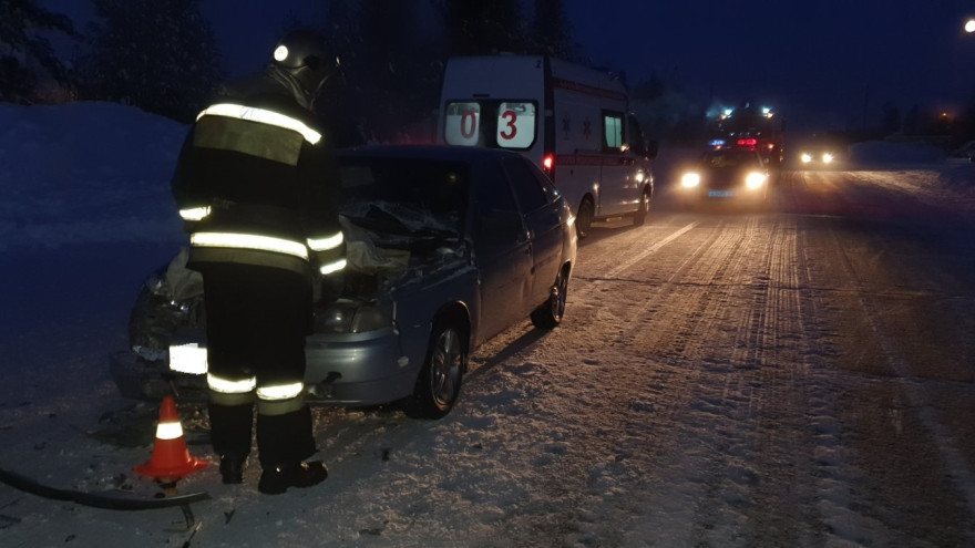 В Ноябрьске пассажир легковушки пострадала после столкновения с грузовиком