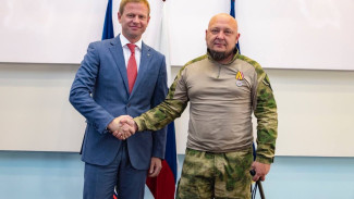 Боец СВО и ямальцы, работавшие на Донбассе, получили высокие награды