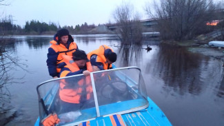 Ямальские спасатели искали потерявшихся на реке мужчин