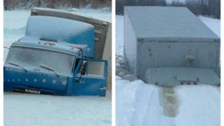На зимней автодороге Игрим - Приобье два грузовика ушли под лед
