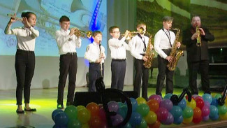 Полвека зажигает в детях огонь любви к музыке и танцам: Аксарковская школа искусств отпраздновала 50-летие