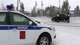 Вовремя нашли и вызвали скорую: госавтоинспекторы Муравленко спасли замерзающего мужчину