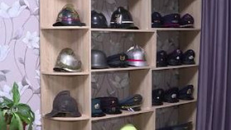 Головные уборы пожарных мира: спасатель из Лабытнанги собрал профессиональную коллекцию