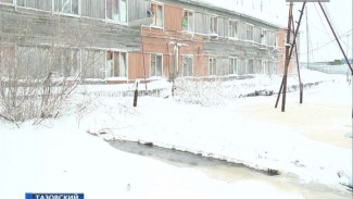 Дом по ул. Пушкина в Тазовском идет ко дну вместе с его жителями. Двор топят фекальные воды