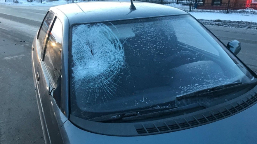 В Новом Уренгое сбитая женщина едва не проломила лобовое стекло автомобиля