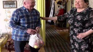 Почетный житель Приуральского района Николай Корепанов принимает поздравления с 89-летием