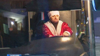 Следующая остановка – Новый год! В Салехарде Деды Морозы сели за руль городских автобусов