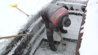 В Якутии, чтобы починить суда, приходится их вымораживать: в ход идут ломы и электро-пилы
