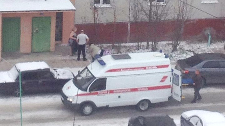 В Муравленко из окна дома сегодня выпал парень. На месте работают оперативники