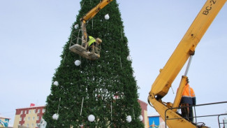 В Салехарде демонтируют елку, пережившую все весенние праздники и даже День оленевода