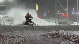 Деды Морозы на снегоходах показали высший пилотаж в Новом Уренгое