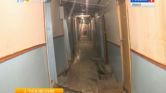 Жители Тазовского общежития боятся, что крыша рухнет на голову