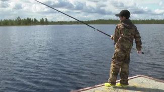 В Муравленко озеро на территории парка облюбовали юные рыбаки