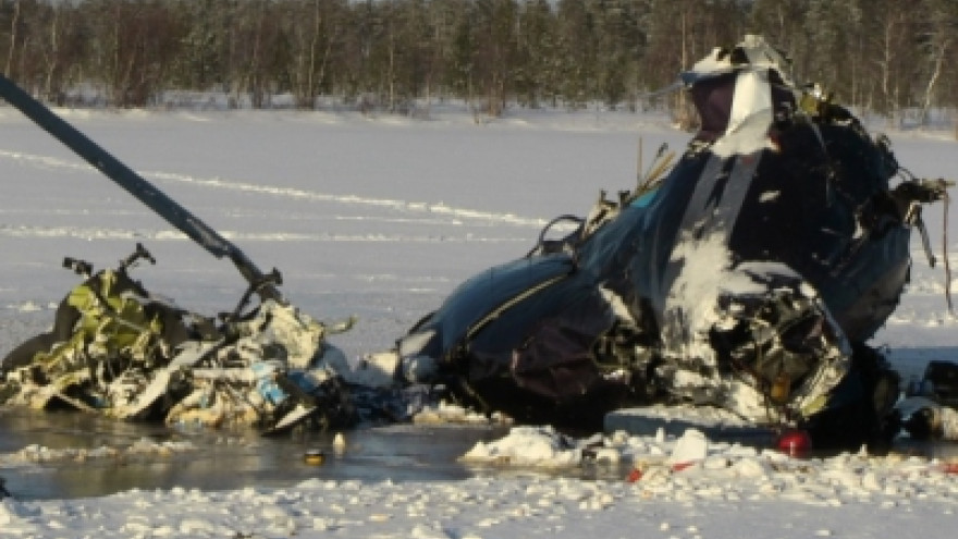 В Ноябрьск хотят доставить обломки вертолета МИ-2, разбившегося на озере Кумалито