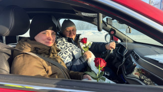На дорогах Ямала прошла масштабная праздничная акция Цветы для автоледи