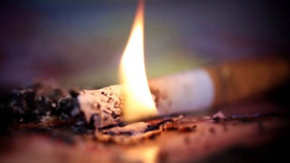 Один погиб, второй в больнице: причиной пожара в Аксарке могла быть сигарета