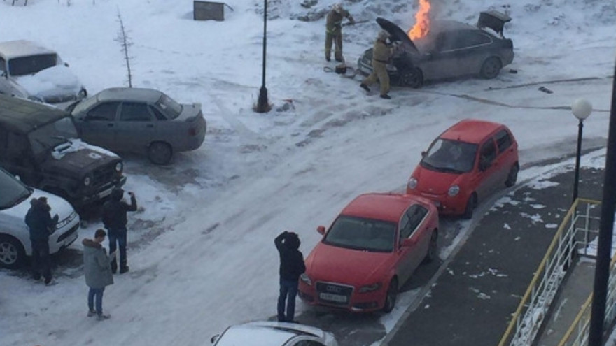 В Салехарде горевший автомобиль тушили 6 пожарных