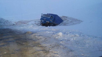 На протоке рядом с зимней дорогой Мужи - Азовы грузовик провалился под лед