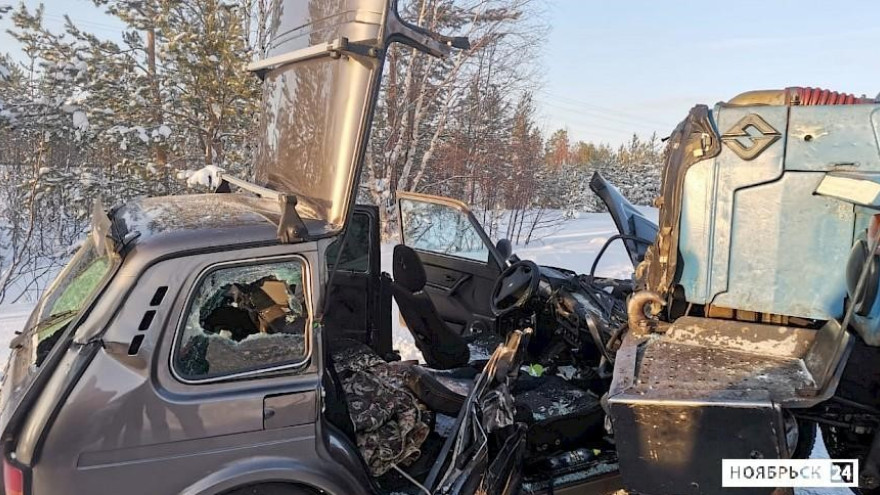 Крупная авария под Ноябрьском: дорогу не поделили легковушка и грузовик
