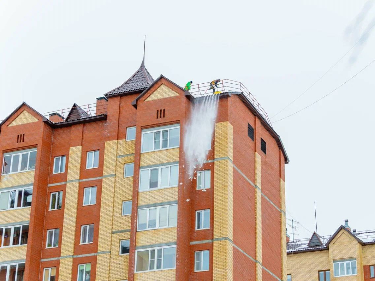 В Салехарде управляющие компании приступили к очистке крыш многоэтажек от  снега – Новости Салехарда и ЯНАО – Вести. Ямал. Актуальные новости Ямала