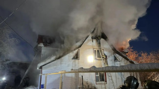 Дом на Королёва в Салехарде охватило пламя