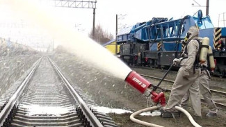 Пенная атака: на железнодорожной станции Ноябрьск прошли учения пожарных
