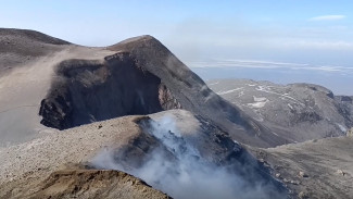На Камчатке на вулкане Шивелуч нашли новое парящее озеро