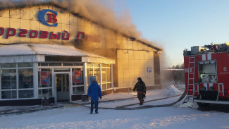 В Муравленко вспыхнул торговый центр