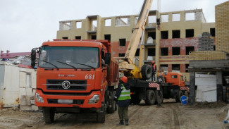 В Аксарке насмерть разбился рабочий на стройке многоквартирника