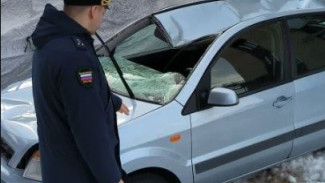 В Салехарде за падение снега с крыши на машины ответит владелец строящегося дома