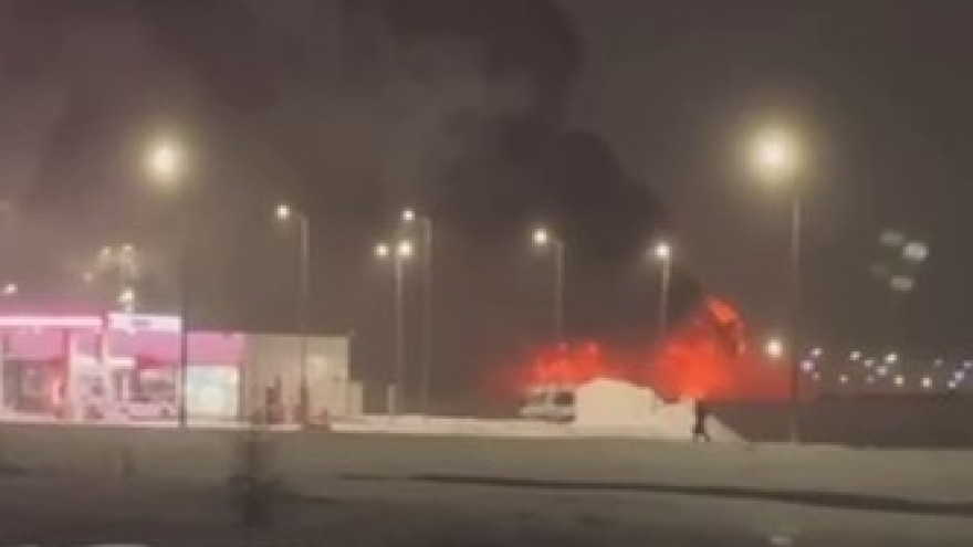 В Новом Уренгое огонь охватил 180 «квадратов» кровли нежилого здания