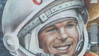 Новый мурал с Юрием Гагариным украсил улицу в Лабытнанги