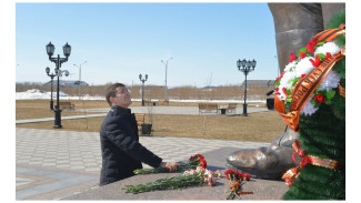 Губернатор Ямала поздравил ветерана Великой Отечественной войны и возложил цветы к Вечному огню